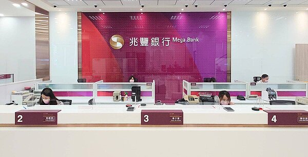 兆豐銀行中山分行改建喬遷,打破老行庫城堡式櫃台的陳舊樣式,以全新CI裝修設計打造出簡潔明亮的現代化的樣貌。圖/兆豐銀行提供