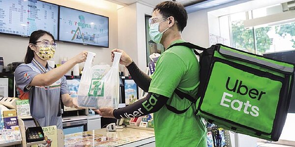 Uber　Eats攜手7　ELEVEN推出外送服務，7月29日起與全台北中南限定200間門市上線，消費者打開App一鍵下訂，30分鐘即可快速收到商品。圖／Uber　Eats提供