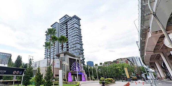 臨市民大道的豪宅「潤泰敦峰」近期成交3戶,每坪均價站穩200萬元大關。圖/翻攝自Google街景