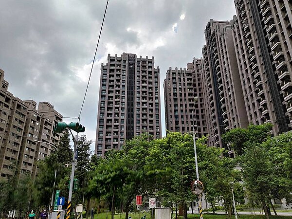 新北市2021年度未辦理繼承登記土地及建物價值高達184億元,地政局呼籲民眾盡快申領,否則將移請國產屬公開標售。圖/新北市地政局提供