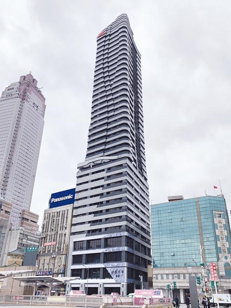 「台北雙子星」大樓開發案正積極請照中，而位於對面新完工的「基泰忠孝」大樓卻傳出將對外公開標售。圖／中時資料照