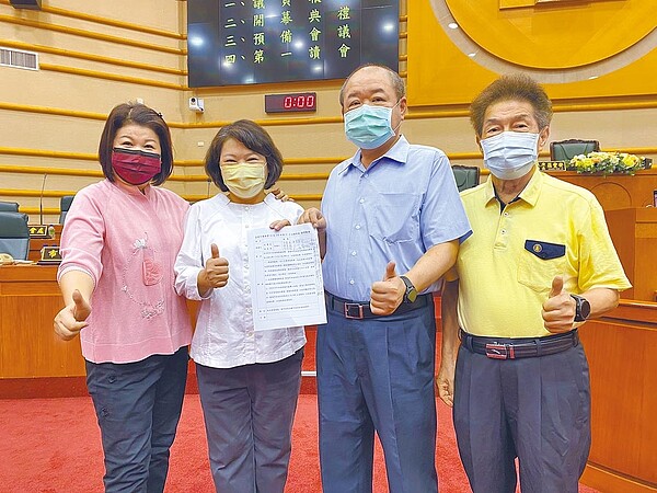 嘉義市議會28日決議建請中央普發消費券每人1萬元振興經濟,嘉義市長黃敏惠(左二)表示樂觀其成。圖右2為嘉義市議會議長莊豐安。(嘉義市政府提供)