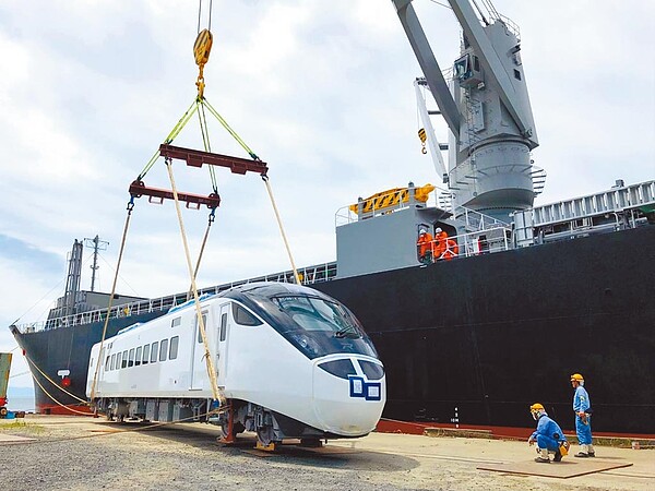 台鐵新購入EMU3000型城際列車，已在26日於日本正式啟航，目前船隻已到達東海，預計30日在花蓮港卸船。 圖／台鐵提供