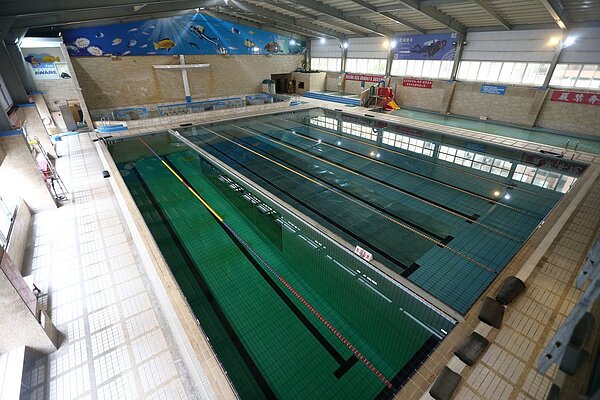 疫情降級,高雄市各大游泳池未解禁,場內空蕩蕩只見少數員工身影。業者哀怨說,今年缺水又遇上疫情來襲,業者撐得很辛苦。記者劉學聖/攝影