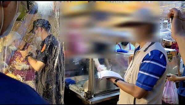 基隆愛四路夜市重開張,攤商沒戴面罩市府開首張罰單。圖/記者游明煌翻攝