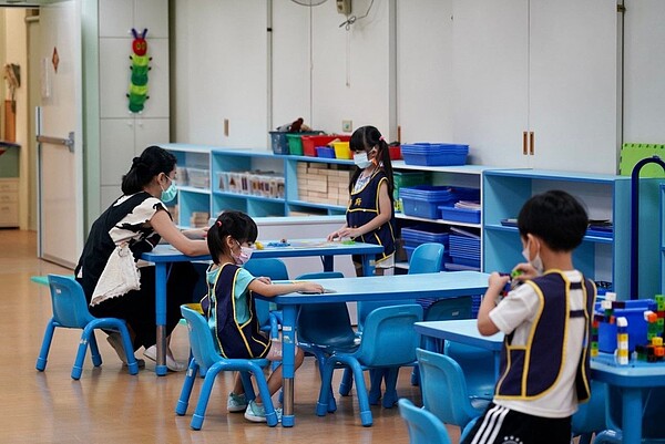 全國疫情警戒降至二級,全國公私立幼兒園有條件復課。幼兒園復課示意圖。圖/台北市教育局提供