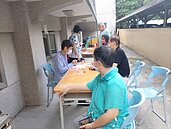 搶不過年輕人？60多歲長者打不到第一劑疫苗詢問怎麼辦