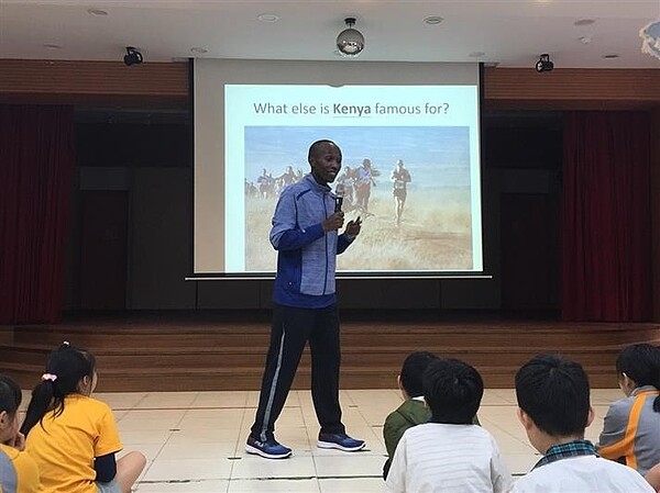 劍潭國小真人圖書館活動。圖／取自劍潭國小官網
