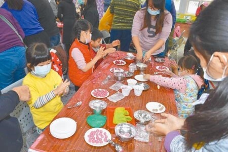 苗栗縣新學年度共有79間園所加入準公共幼兒園，全縣有8成私立幼兒園簽約成為準公幼。（本報資料照片）