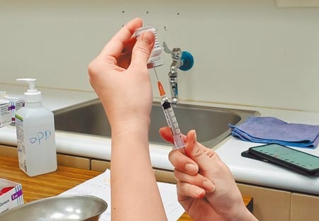 雲林縣議員提早打疫苗，民進黨籍議員聲討，不過源頭是縣議會是在5月初為了舉行定期會，造冊申請打疫苗。（周麗蘭攝）