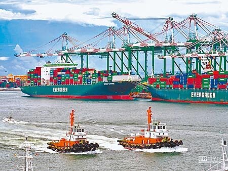 吳姓男子利用「AB櫃調包」方式企圖闖關高雄港，被簡姓冷凍技工識破還企圖以30萬元賄賂，雄檢偵結後將吳男等人依違反菸酒管理法起訴。（本報資料照片∕袁庭堯高雄傳真）