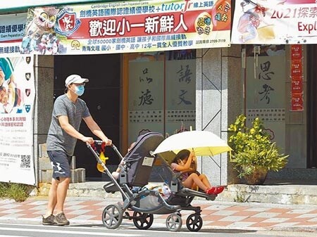 由於中央在預約疫苗上撥補出包，導致北市府調度困難，衝擊北市補教業者的接種時間，讓不少業者氣得跳腳。（本報資料照片）