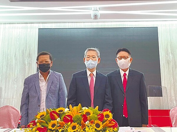 汽車零組件拉貨力道強勁,東陽總裁吳永祥(右)看好若有艙有櫃、貨出得去,第4季將如期進入產業旺季。(東陽提供)