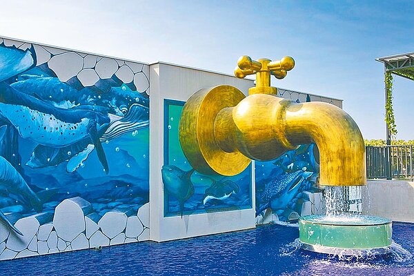 台灣新銡利公司,專營各式水龍頭生產製造與外銷,合法化後來轉型觀光工廠,「全世界最大水龍頭」裝置藝術吸睛。(彰化縣政府提供/吳敏菁彰化傳真)