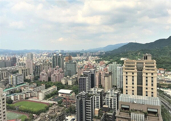 據金管會銀行局29日最新公布6月房貸與土建融餘額,國銀對不動產放款再度上升至12.01兆元,占比27.01%,雙雙創下歷史新高。圖/聯合報系資料照片