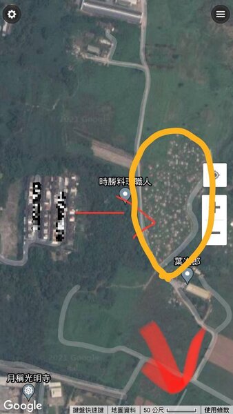 雖然路口相當遠，但是吳小姐購買的住家和公墓的直線距離只有不到120公尺的距離。圖／當事人提供