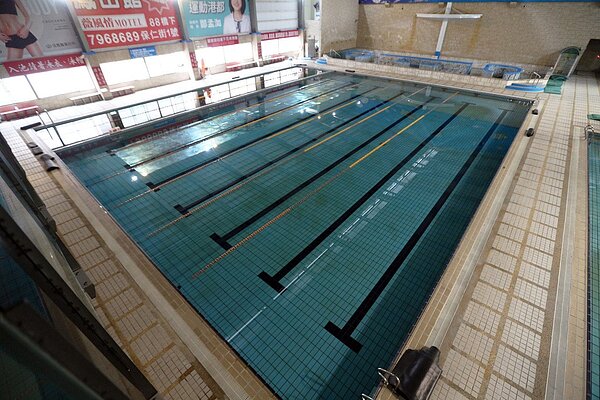 夏天是游泳池業者的旺季,但今年缺水又遇上疫情來襲,營收命脈遭斷送,但水電跟租金員工薪水都還要照付,業者無奈控訴希望政府重視。圖/記者劉學聖攝影