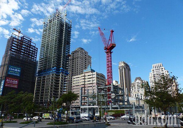 大台中不動產開發公會理事長王至亮說,台中建案受缺工影響,很多業者延後交屋,苦不堪言。圖為台中市區昔日建案搶工興建照。記者趙容萱/攝影