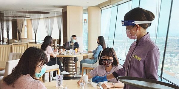 台南遠東香格里拉飯店推出用餐優惠,8月底前出示疫苗接種記錄卡或網上預約記錄,周四至周五午餐或周二至周四晚餐時段,於醉月樓中餐廳用餐享75折優惠。圖/台南遠東香格里拉飯店提供