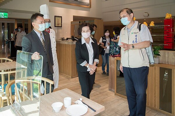 宜蘭縣8月3日起開放餐飲業內用,縣長林姿妙30日到兆品酒店礁溪視察。圖/宜蘭縣政府提供