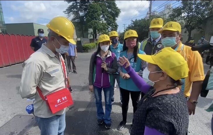 彰化伸港的慶欣欣鋼鐵23日發生大火，附近居民昨到廠區抗議，老婦氣憤說：「廠區震動震得房子都要沉了。」記者劉明岩／攝影