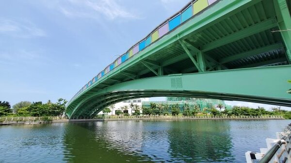 安平水景橋護欄彩色安全玻璃完成更新。圖／台南市政府提供