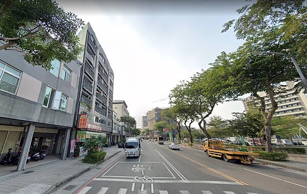 三多一二路、凱旋三路、以及一心一路沿路第一排多為透天或公寓產品,沿線最受矚目的是今年1月才由籬仔內站向北開通至凱旋公園站的高雄環狀輕軌,不僅為沿途居民帶來交通利多,同時也活化周邊生活機能。圖/截自Google Maps