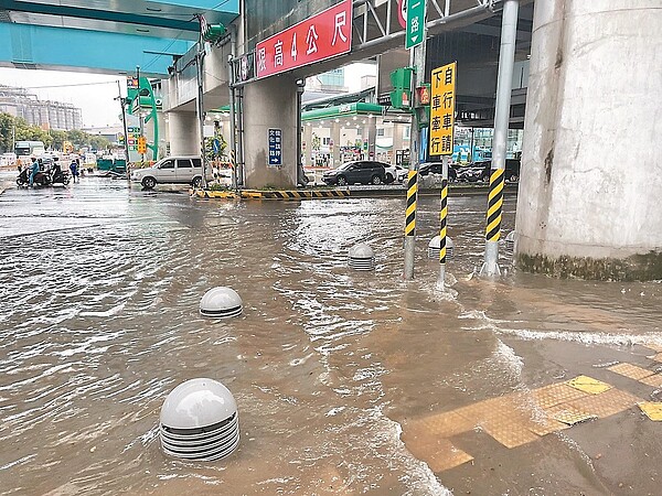 桃園市龜山區復興一路、文化一路30日下午因大雨淹水。記者曾健祐/翻攝