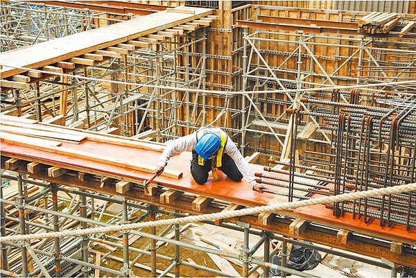 受台商回流,科技大廠擴廠工程影響,建築業與公共工程出現搶工情況,甚至造成交屋時間延宕。圖/台中市府提供