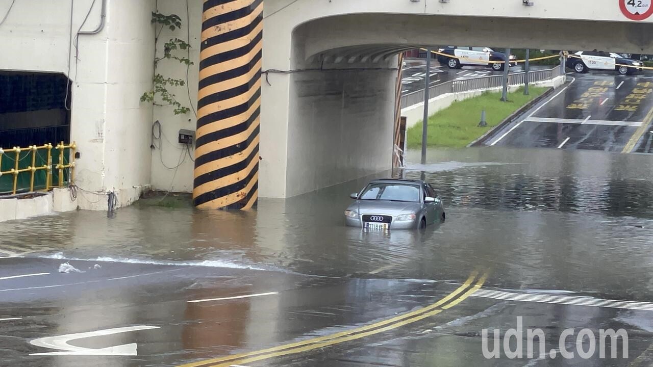 台南市今天上午下豪雨，9時10分多東區及北區交界處小東路地下道積水已逾半輪胎。圖／聯合資料照