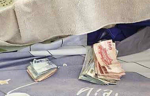 台南警方循線在菲律賓籍移工的身上及房間內查獲房東遭搶奪的財物。記者邵心杰／翻攝