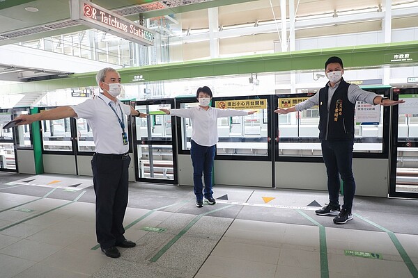 降級後第一個週六,市長盧秀燕上午前往捷運市政府站視察車站電扶梯、月台區、車廂等防疫措施。圖/台中市政府提供