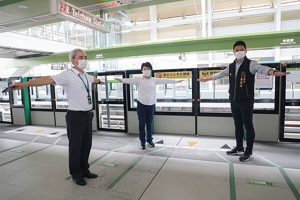 降級後第一個週六，市長盧秀燕上午前往捷運市政府站視察車站電扶梯、月台區、車廂等防疫措施。圖／台中市政府提供