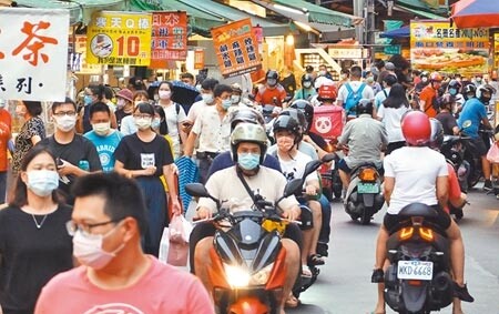 雙北尚未開放餐廳內用,民眾仍需外帶美食,位於永和的樂華夜市周末已漸漸出現逛街人潮。(姚志平攝)