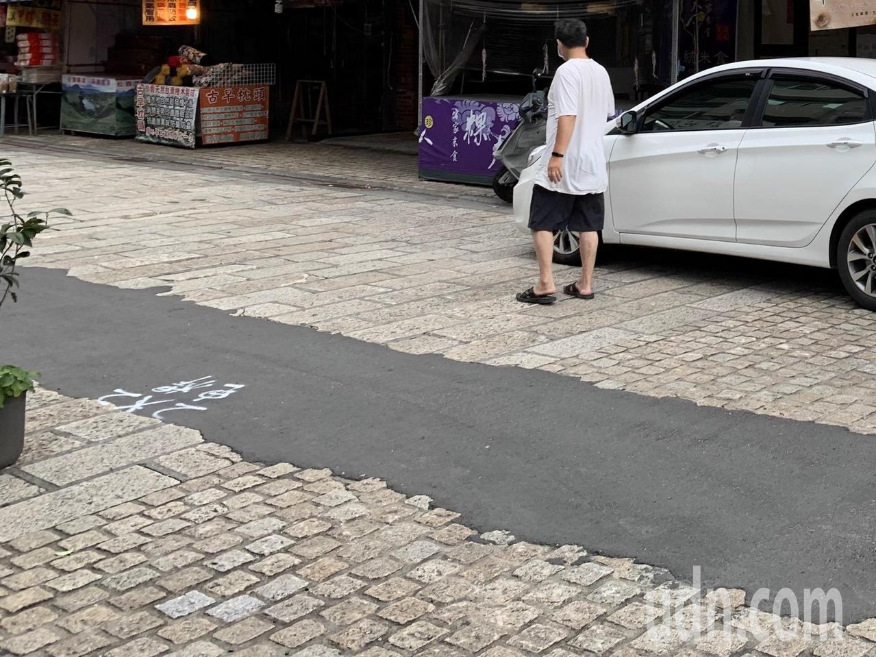 新竹縣北埔老街因正施作電纜地下化工程，使得老街原本古色古香的磚石鋪面，暫時以柏油鋪面覆蓋開挖的管線溝槽。圖／聯合資料照
