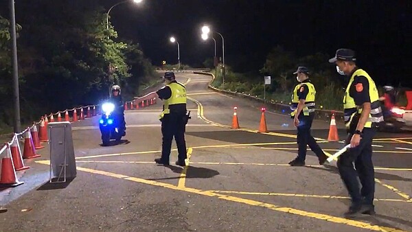 台北市警士林分局、北投分局上月24日提前啟動防制危險駕車勤務。記者蔡翼謙/翻攝