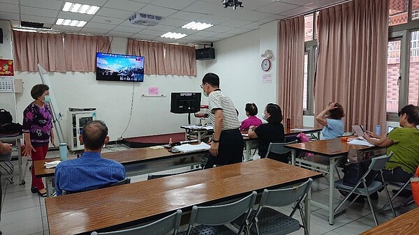 圖說／在里民活動中心展現學習成果。夏維鴻攝