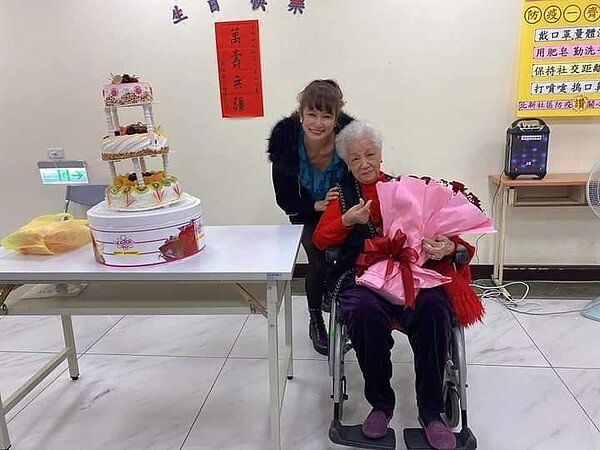 圖說/長壽奶奶得到里長夫人祝福。吳佩蘭攝