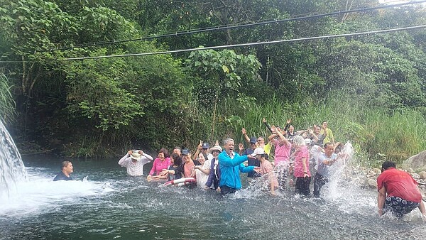 王興國喜愛舉辦旅遊活動，促進里民感情。圖／王興國提供