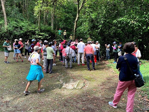 王興國喜愛舉辦旅遊活動，促進里民感情。圖／王興國提供