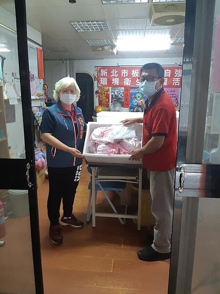 自強等三里與大享食育協會攜手合作,將物資送至弱勢家庭。圖/取自臉書