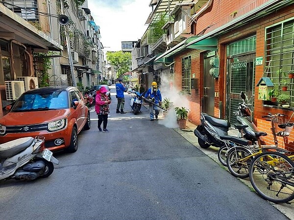 自強里防止登革熱病媒蚊消毒。圖/取自臉書