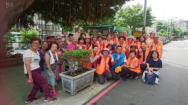 陳炳男和志工團隊們不斷努力,共同打造更優質的秀水里。圖/陳炳男提供