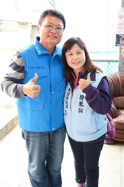 里長陳炳男(左)盡心盡力改善秀水里,為民打造幸福家園。圖/陳炳男提供