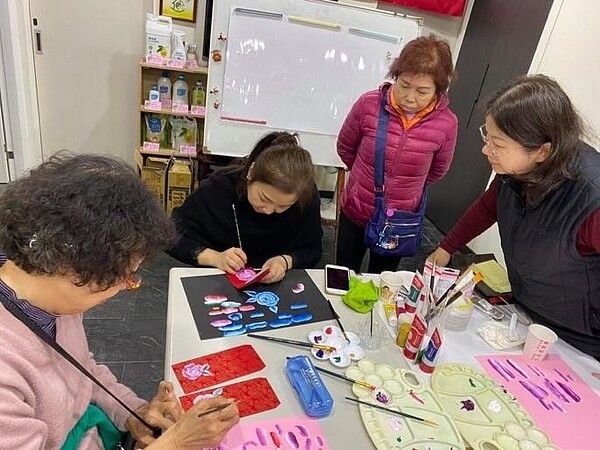 陳炳男會舉辦各種課程活動,讓里民們一同參與。圖/陳炳男提供