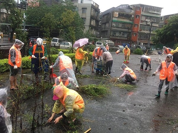 秀水里成立環保志工團隊,維護社區整潔。圖/陳炳男提供