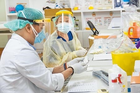 國內PCR檢測費用遭質疑太貴,醫院則表示須考量檢驗量能及人力等成本,短期內難再降價。(本報資料照片)