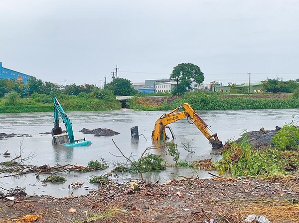 漏夜豪大雨，東螺溪暴漲，洪水吞噬河床地，造成停放在岸邊的2部怪手遭淹沒溪水中。圖／民眾提供