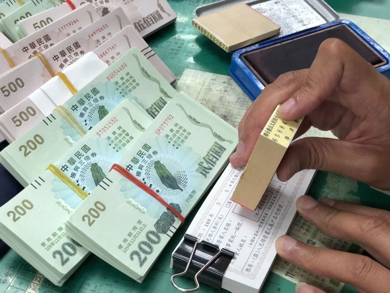 行政院擬斥資約1,100億元發「振興五倍券」,知情官員透露,使用不限業別,但擬透過數位券,加碼振興特定產業。圖/報系資料照片