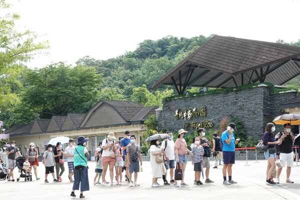 台北市立動物園1日一早就有預約民眾排隊準備入園。 記者黃義書／攝影